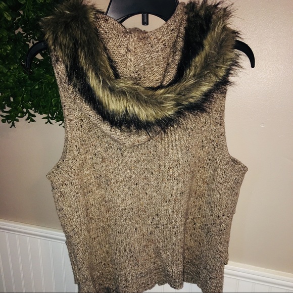 Fur Hooded Vest - Picture 4 of 4